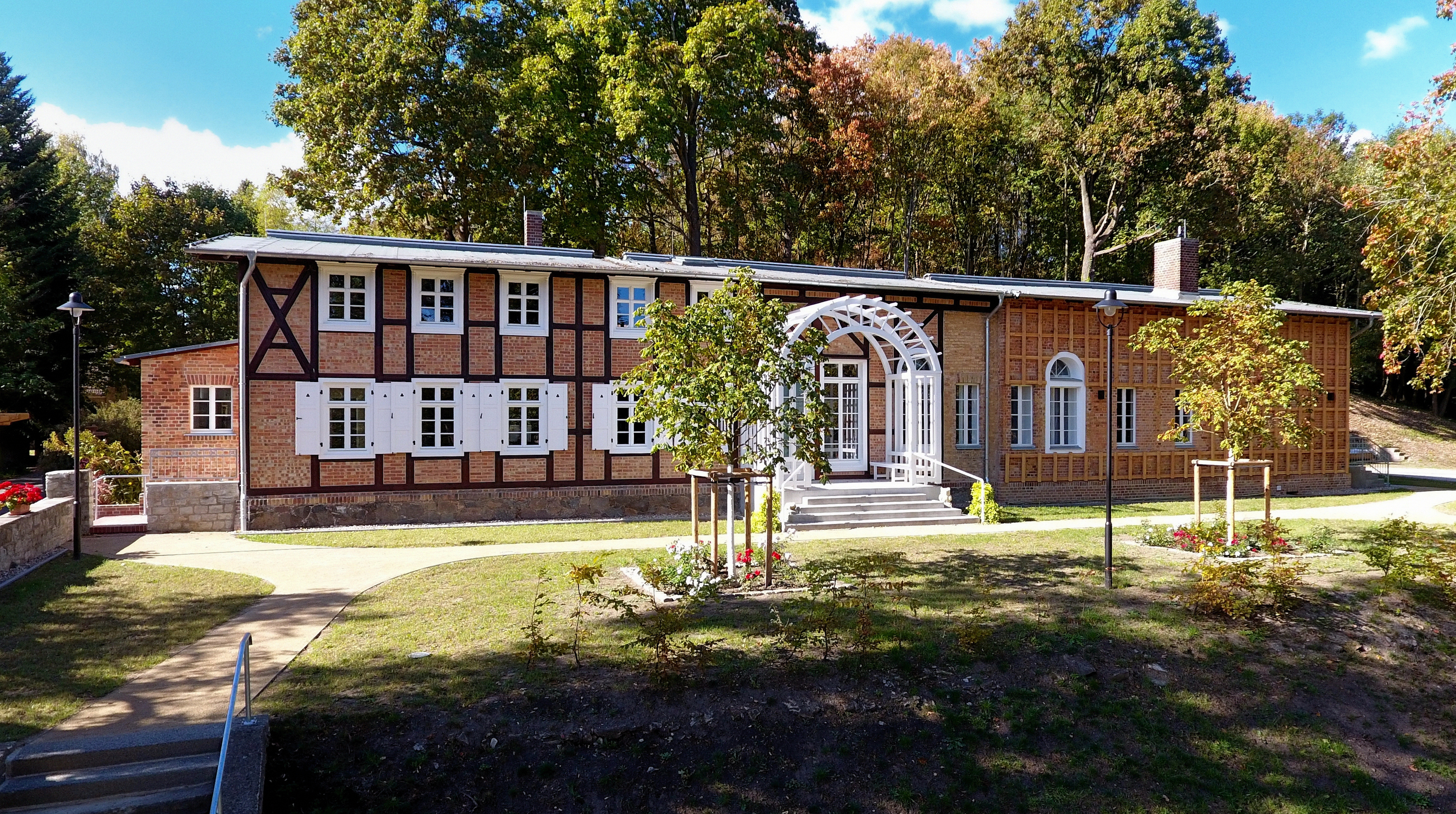 Frontalansicht des Schweizerhaus Seelow im Sommer